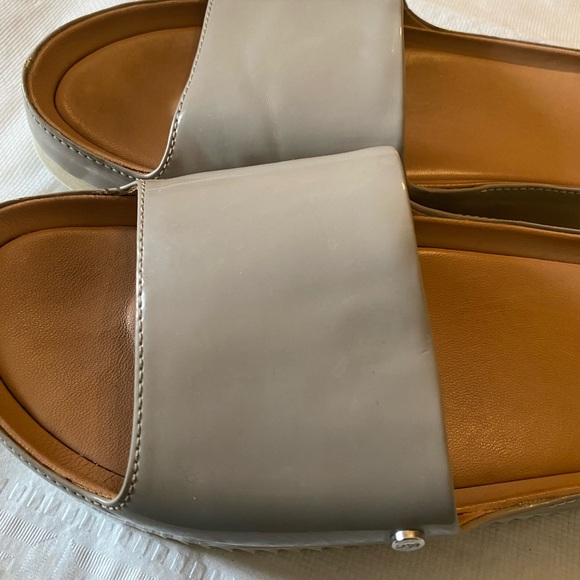 UGG SIZE 7 - Picture 2 of 13